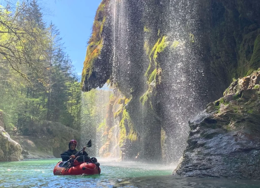 navigation en packraft dans les Gorges du Fier