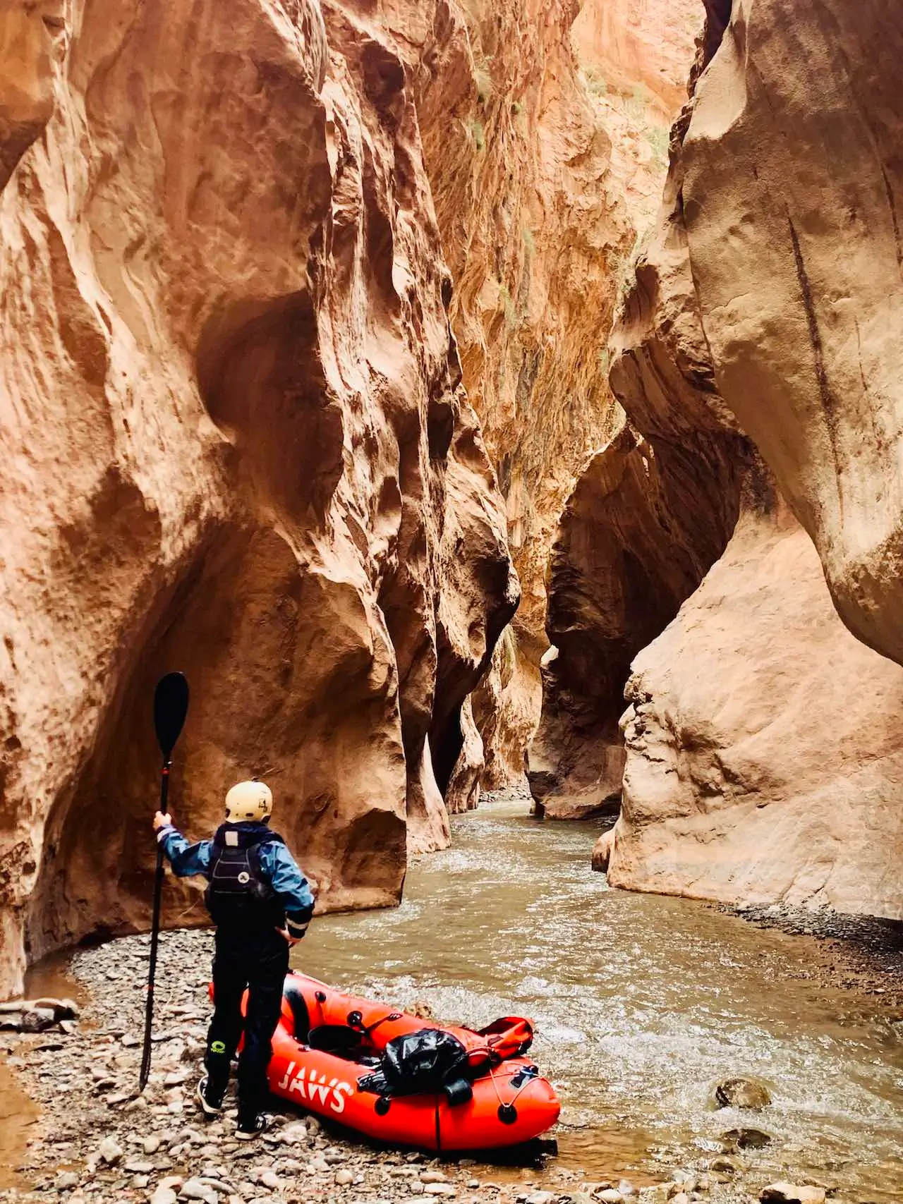 Navigation dans un canyon au Maroc en packraft