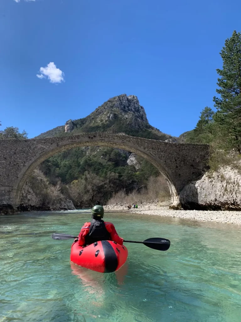 packraft dans le Verdon qui passe sous un pont