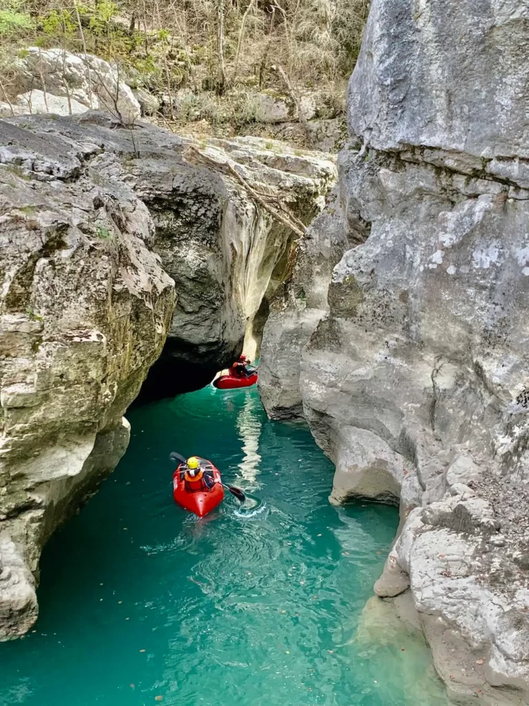 découverte en packraft d'un canyon inaccessible à pied