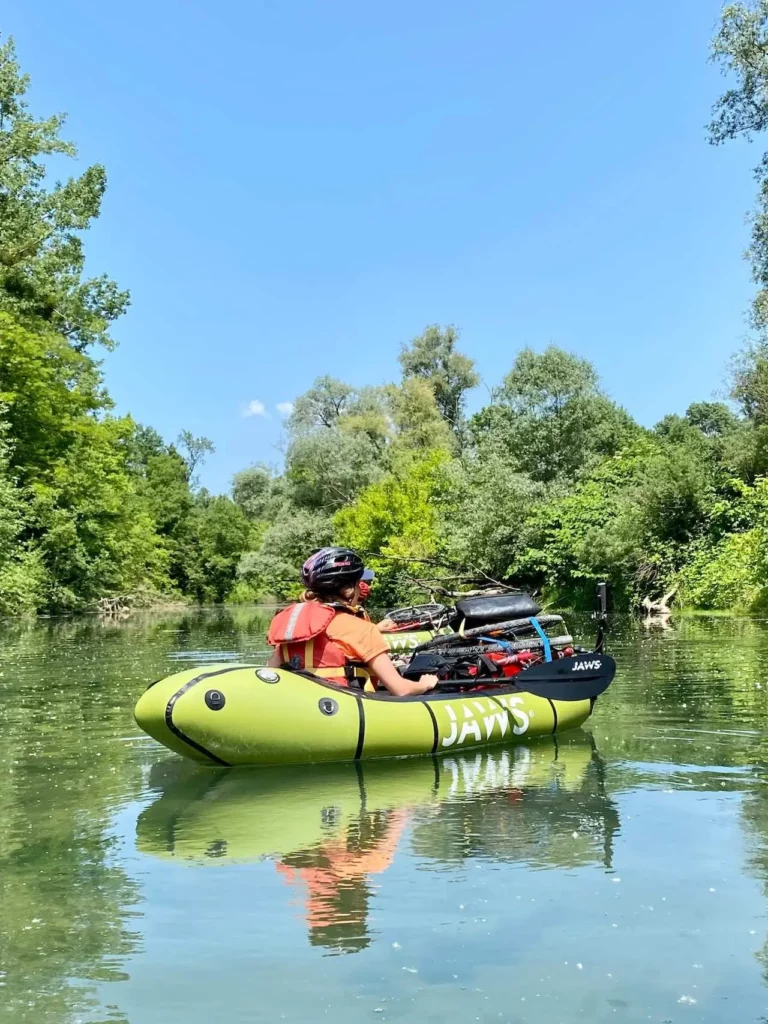 packraft avec son vélo sur le pont du bateau