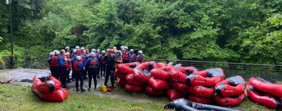 Séminaire d'entreprise en packraft sur Annecy