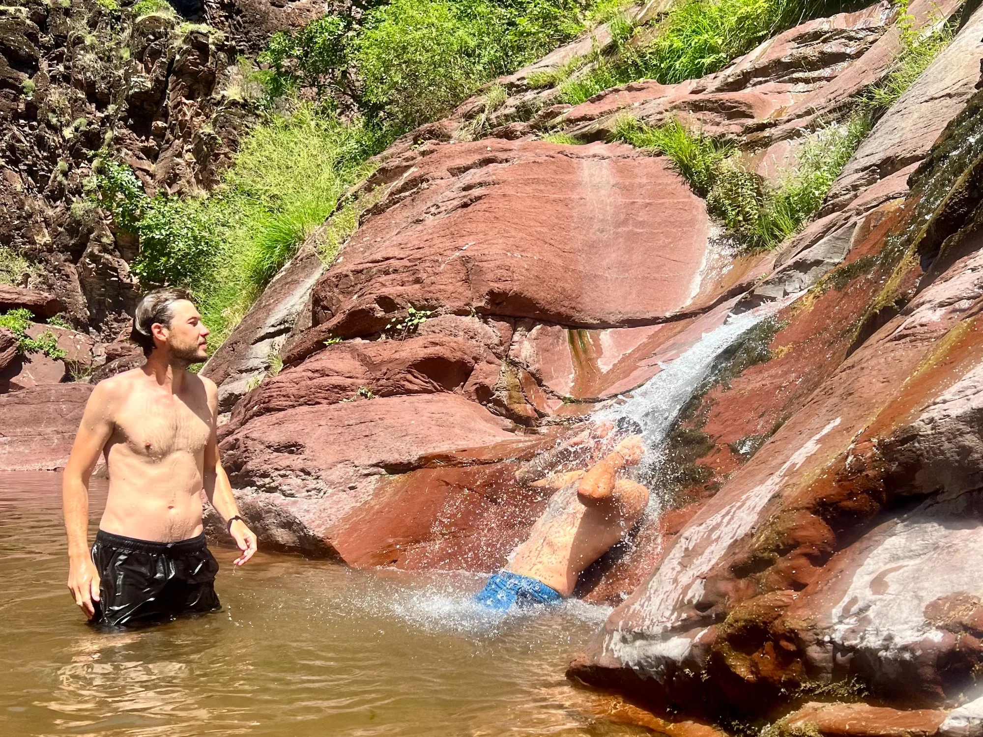 Baignade naturelle sous une cascade dans les gorges de Daluis