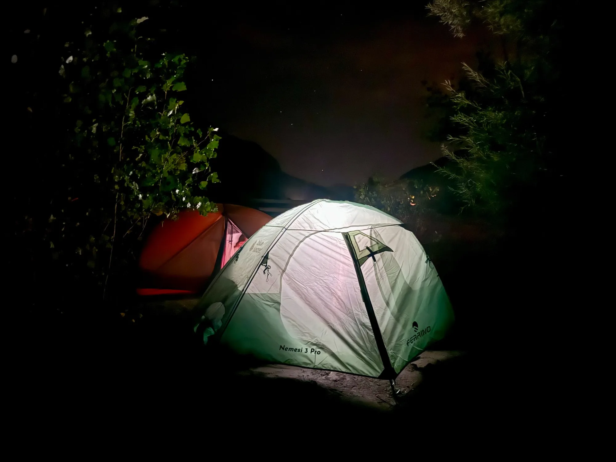 Bivouac sous tente lors d'une aventure Blue Secret