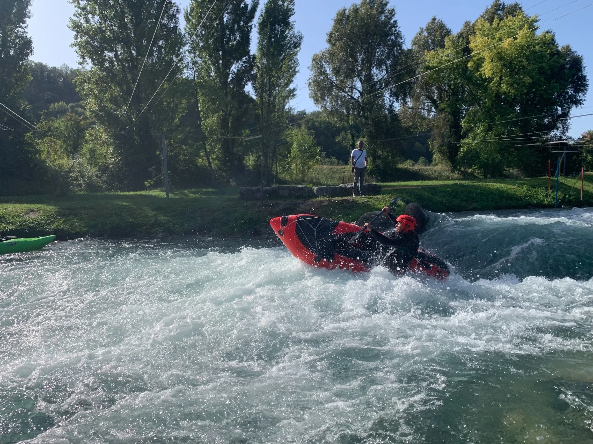 Exercice de slalom en eau vive lors d’une formation packraft