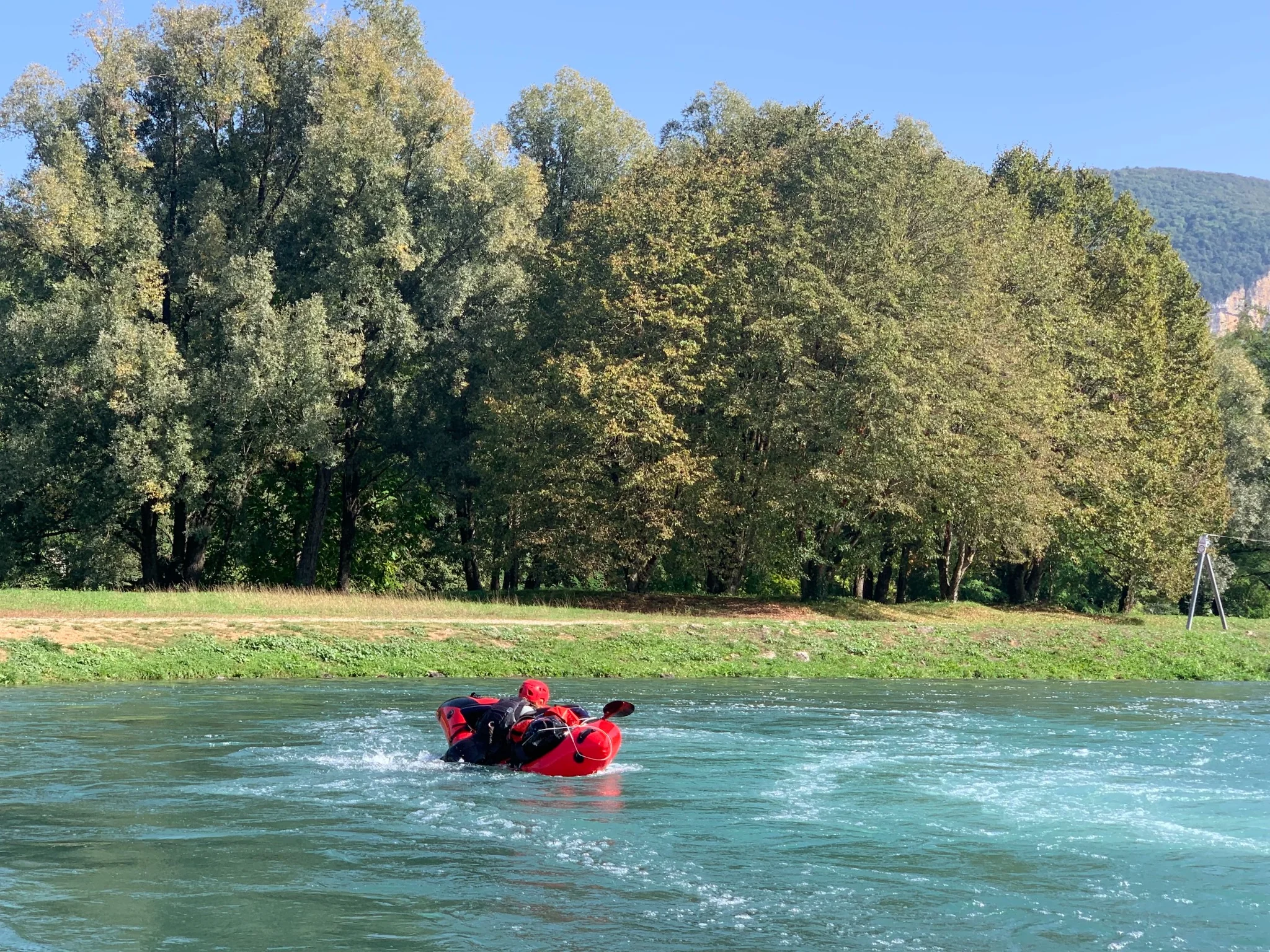 Stagiaires apprenant la navigation en packraft sur un bassin artificiel