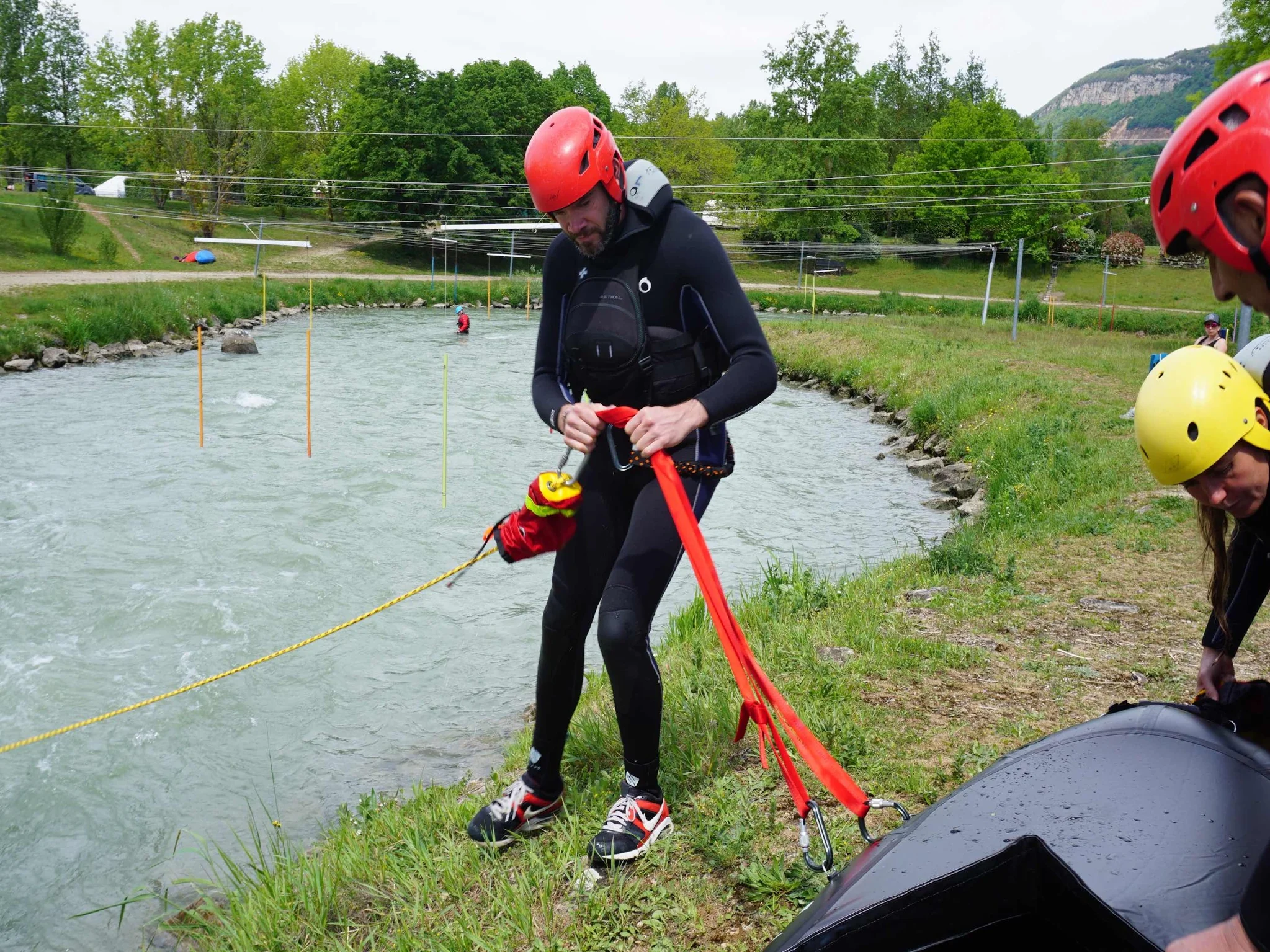 Mise en place d’une ligne de sécurité lors d’une formation packraft Rescue