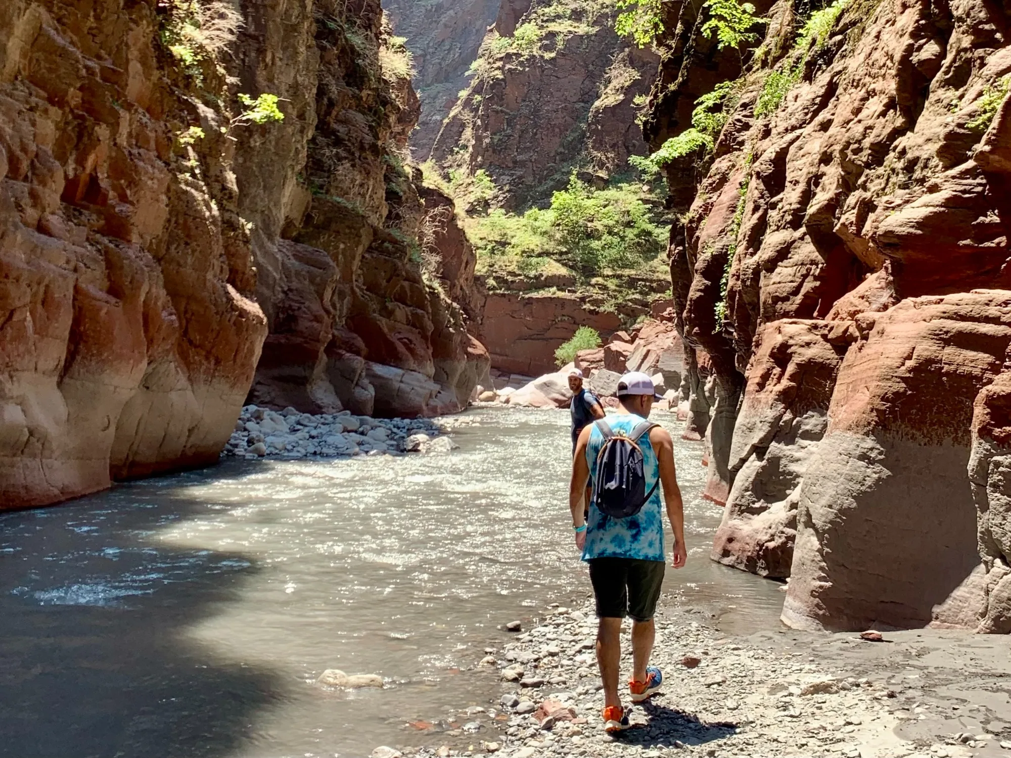 Marche le long de la rivière dans les gorges de Daluis