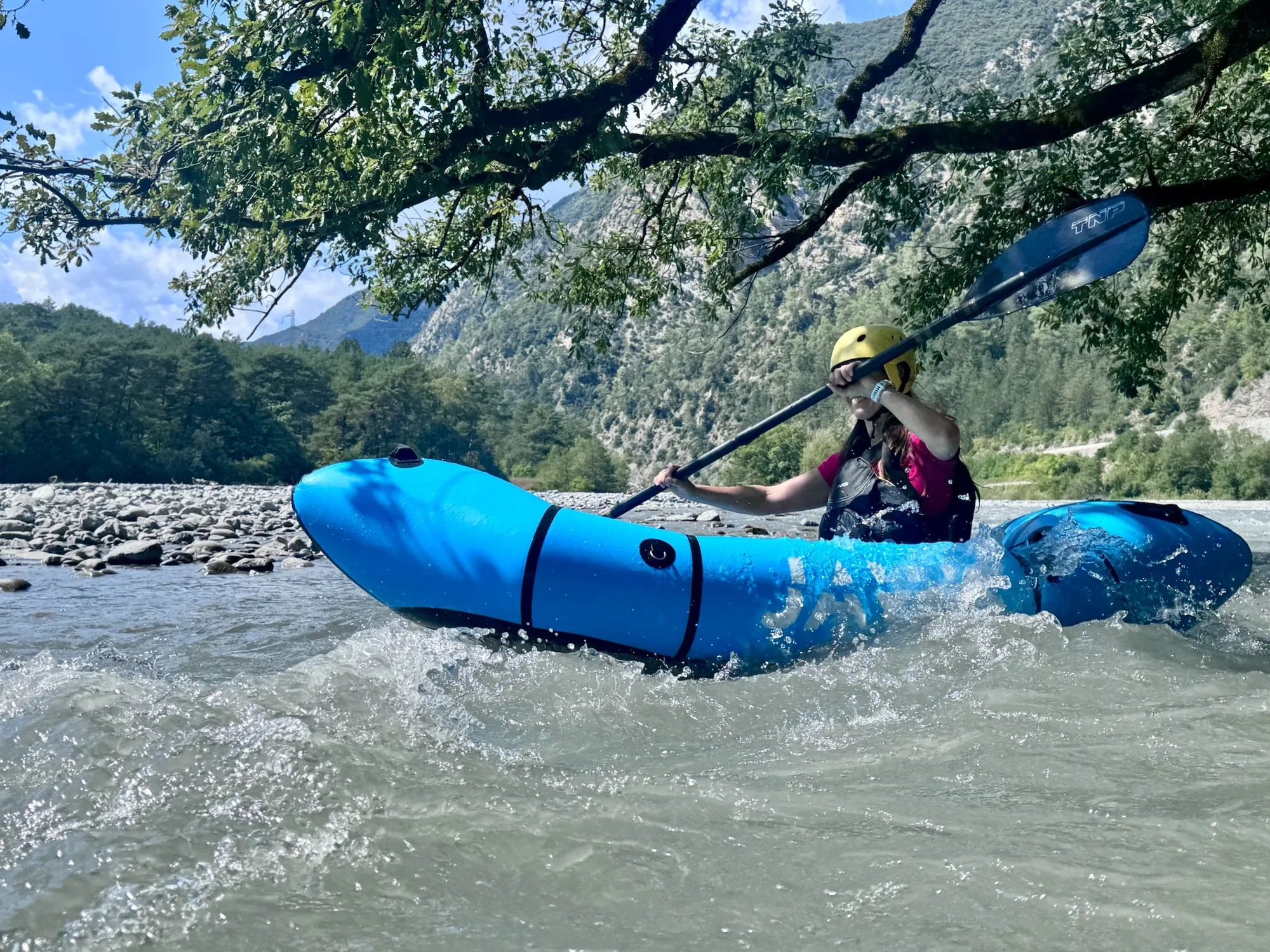Packraft en action dans une rivière d’eau vive