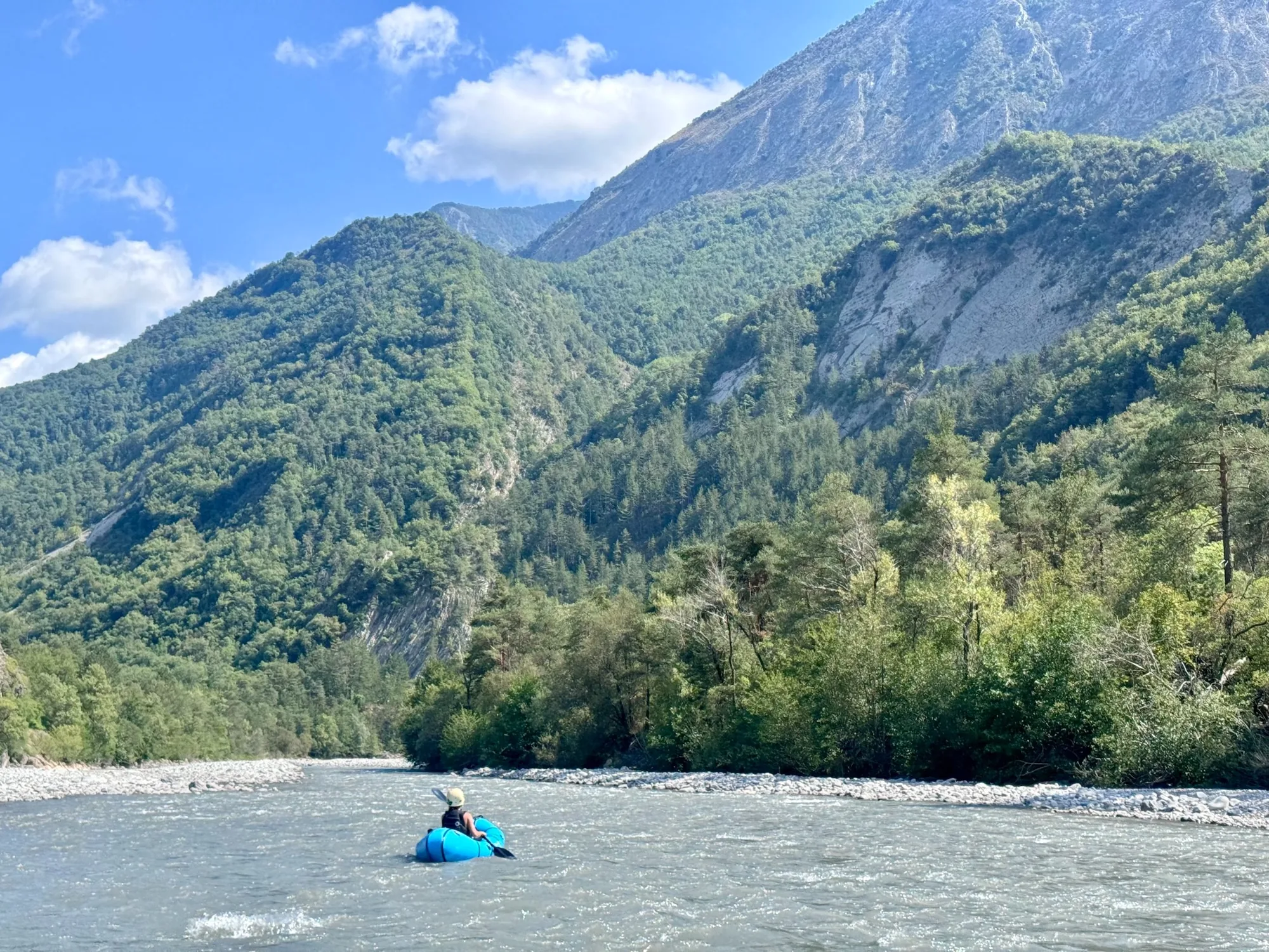 Descente en packraft au cœur d’un paysage de montagne