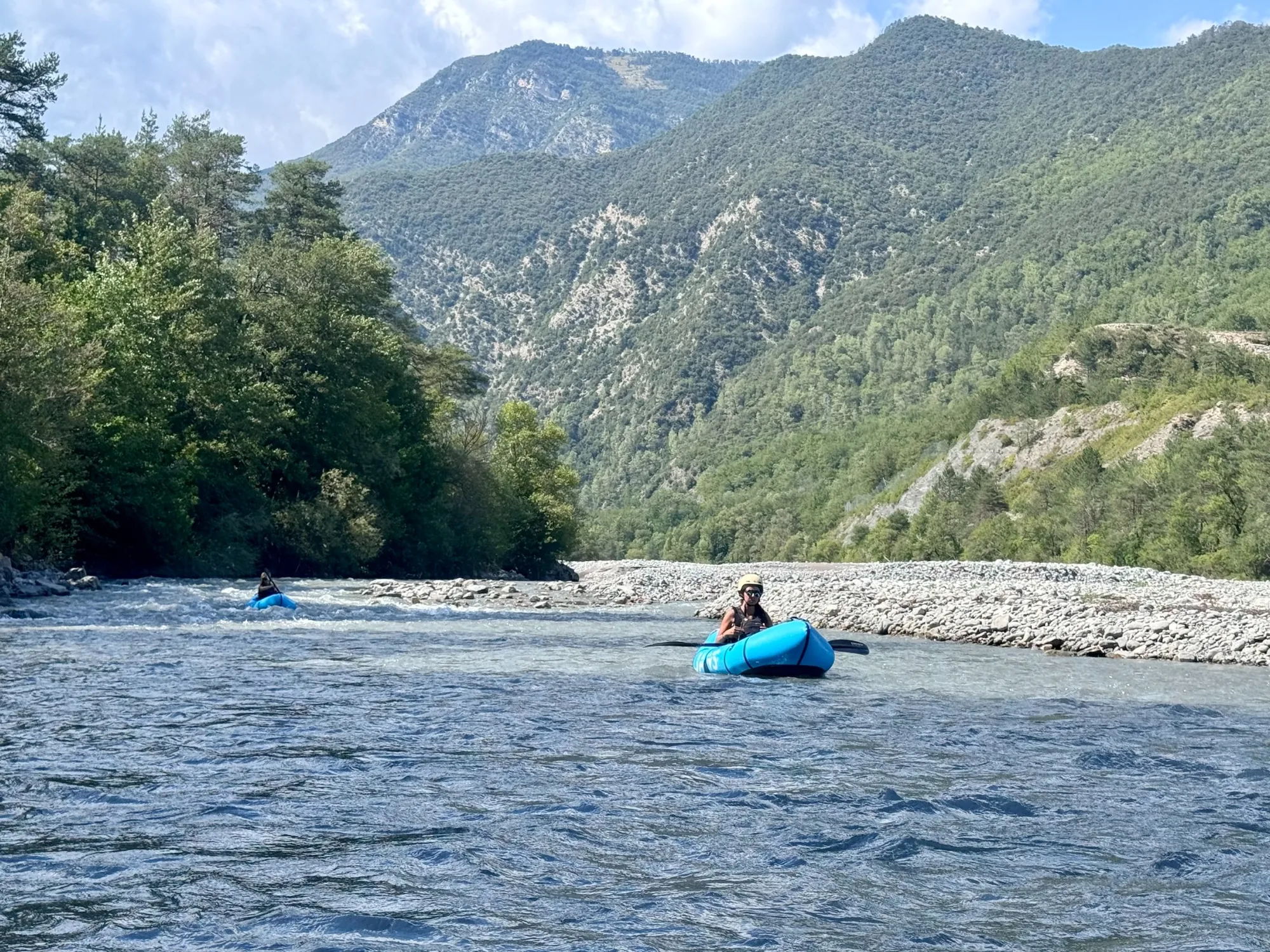 Packraft sur rivière en eaux vives dans les gorges de Daluis