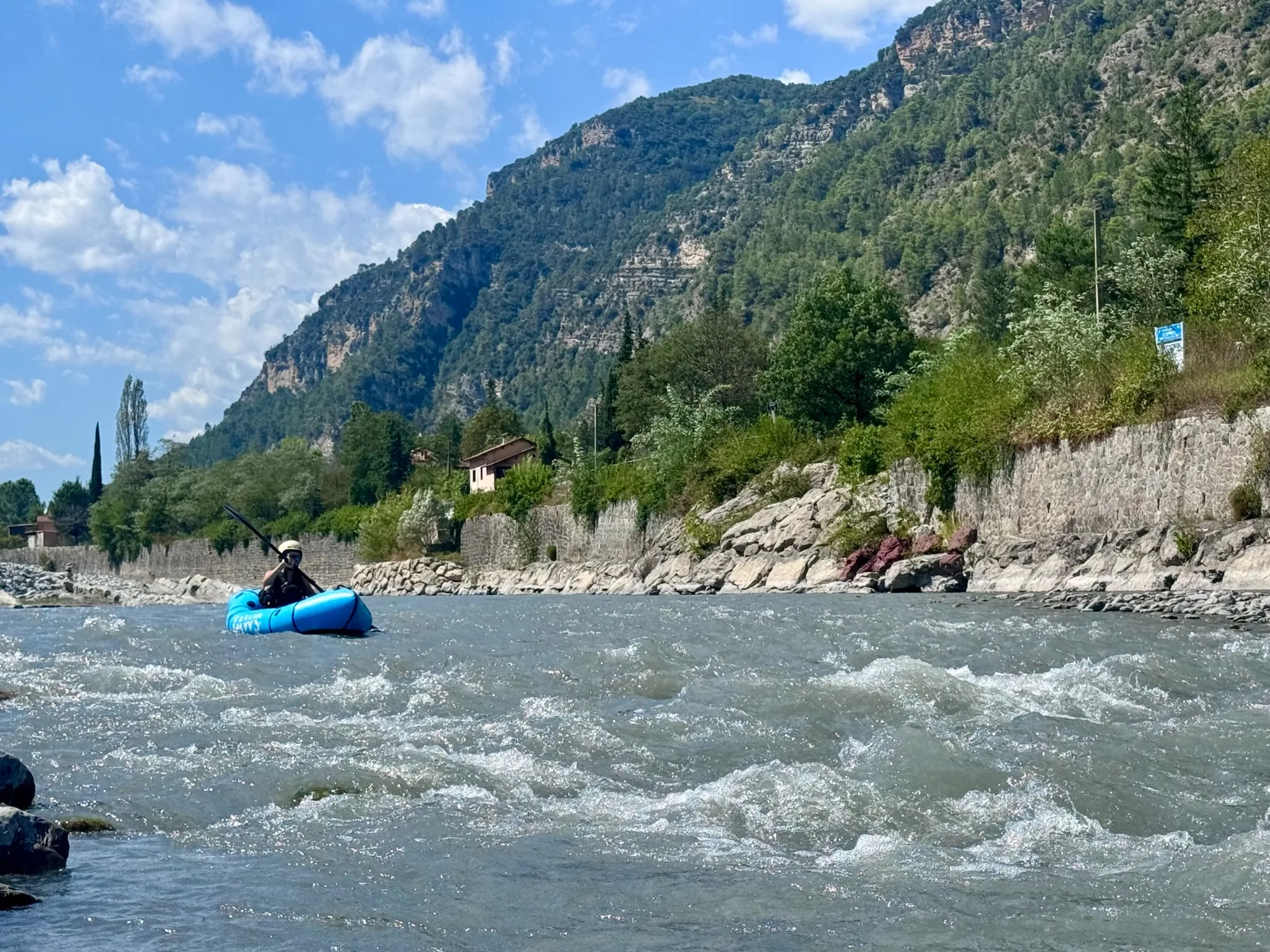 Packraft dans les rapides de montagne des Alpes du Sud
