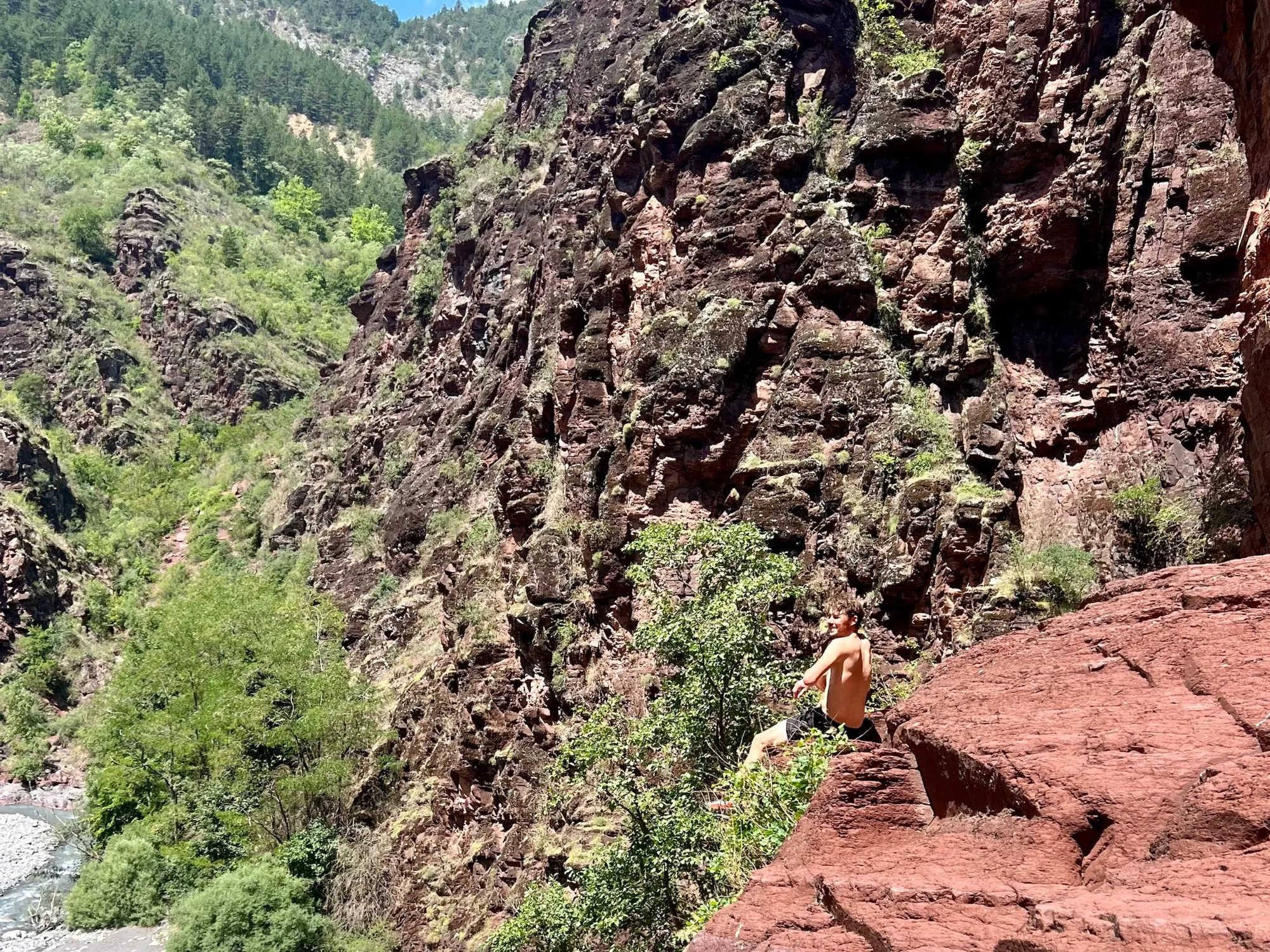 Panorama sur la rivière au cœur des gorges de Daluis