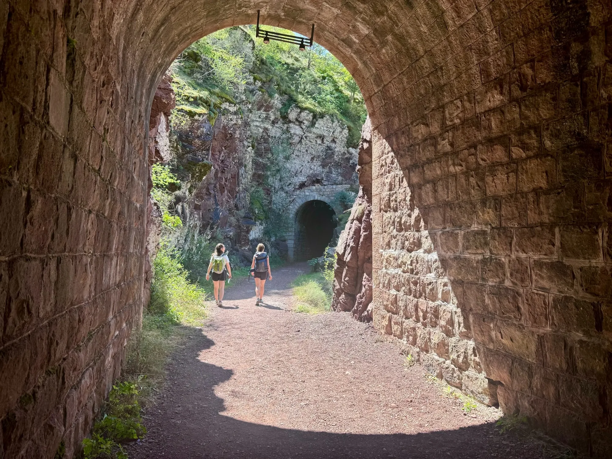 Randonnée à pied dans un tunnel des gorges de Daluis
