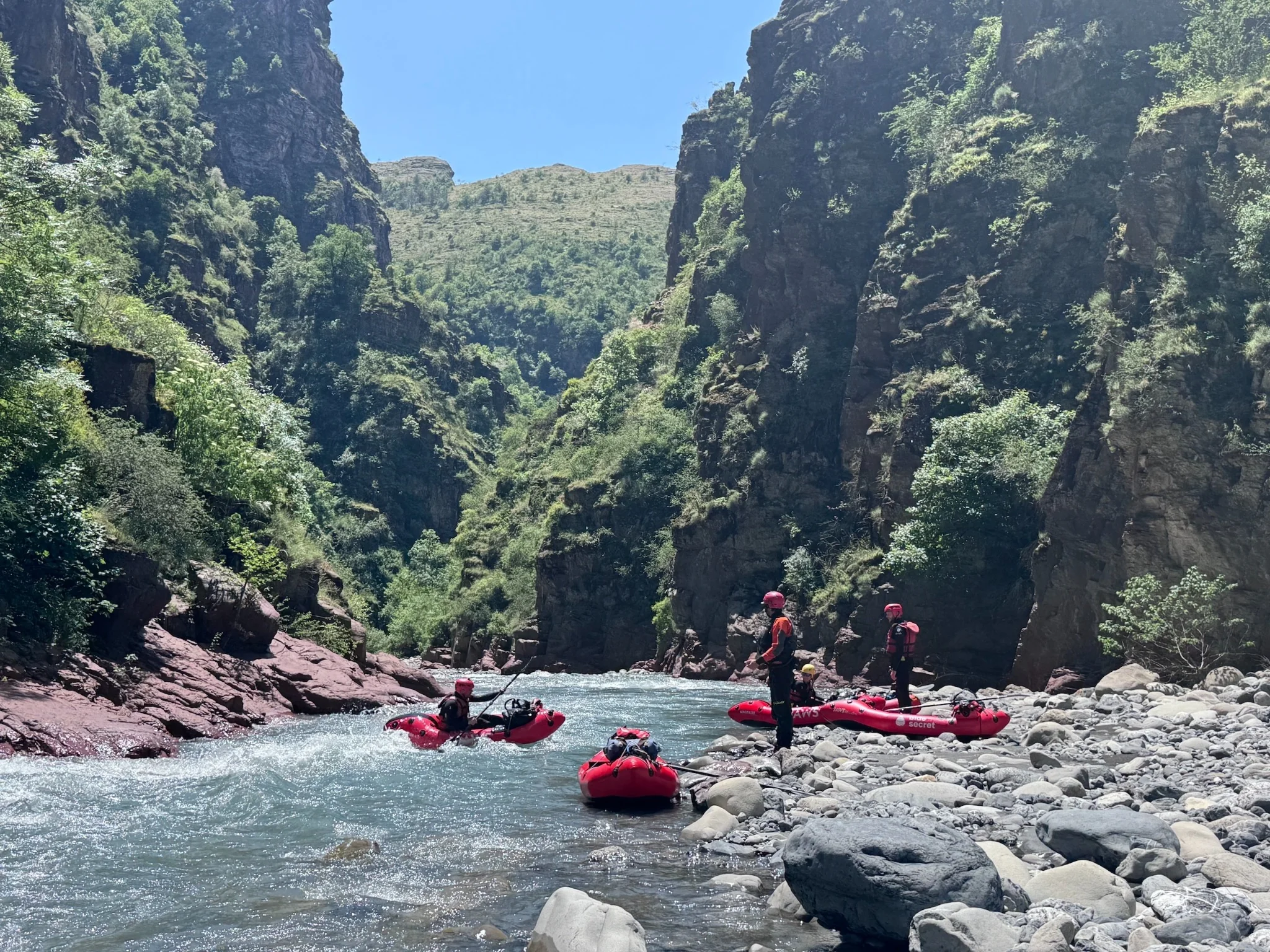 Groupe de stagiaires en packraft dans les gorges de Daluis pendant une formation eau vive