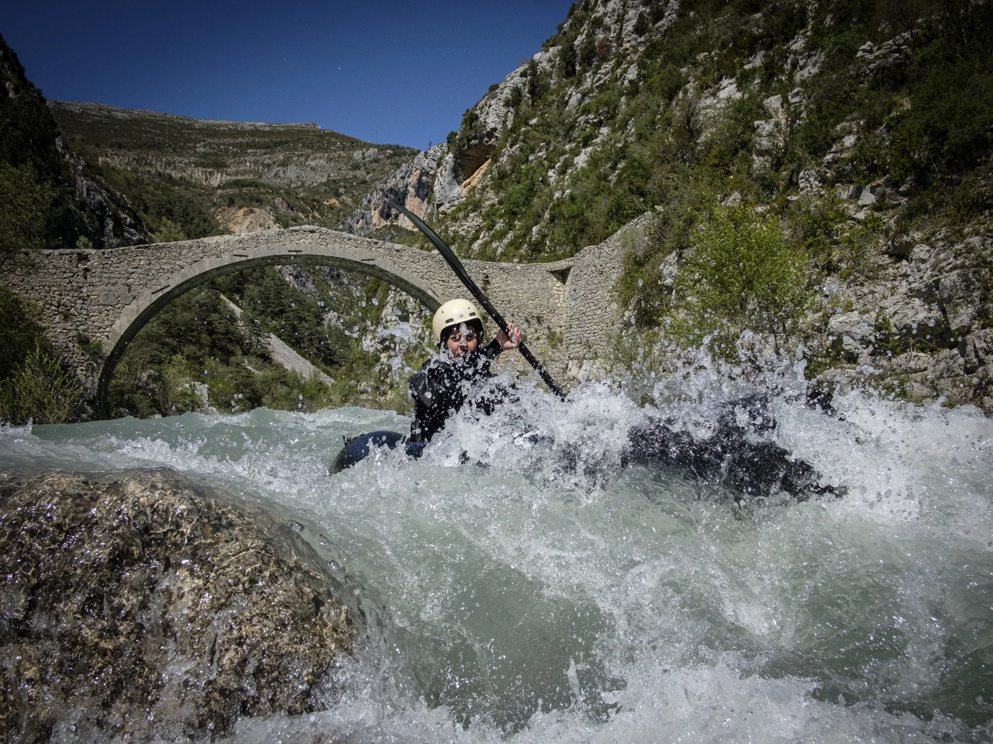 Stagiaire en packraft dans les rapides du Verdon lors d’une formation